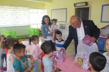 Okulla Yeni Tanışan Öğrencilere Hediye
