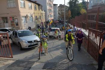 Okullarına Bisikletleriyle Gittiler
