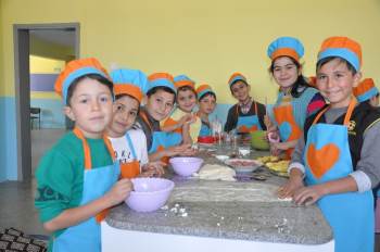 Okullarında Yaptılar, Yalnız Yaşayan Yaşlılara Dağıttılar
