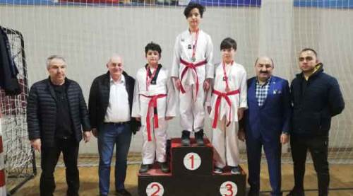 Okullu tekvandocular boy gösterdi