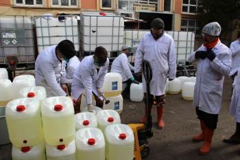 Okulu Fabrikaya Çevirip, 10 Günde 150 Ton Hijyen Solüsyonu Ürettiler
