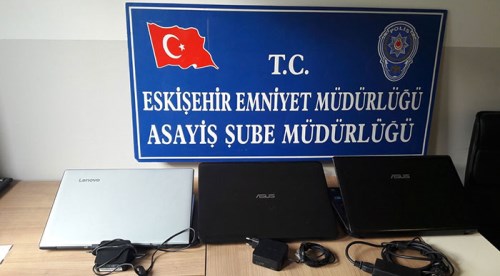 Okulun bilgisayarlarını çaldılar