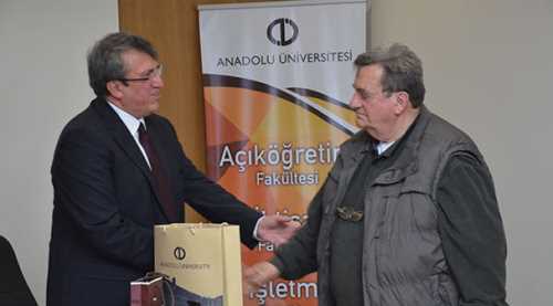 Okuma azmiyle örnek oluyor