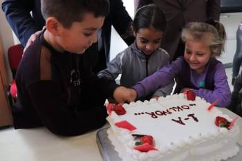 Okumaya Geçen Öğrencilere Pasta İkramı
