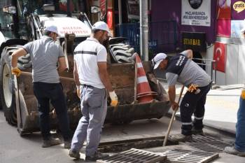 Olası Su Baskınları İçin Şehrin Tüm Mazgalları Temizleniyor
