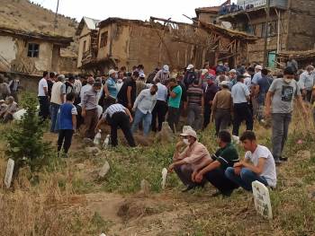 Öldürülen Anne Ve 2 Yaşındaki Çocuğu Yan Yana Toprağa Verildi
