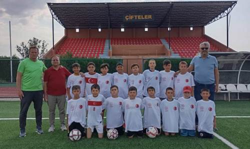 Ömer Ünlü, Çiftelerspor’un minik futbolcularını ziyaret etti