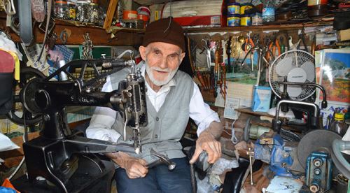 Ömrünün yarısı 2 metrelik dükkanda geçti