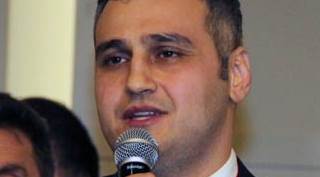 Omuzlarımda şehrin yükü var