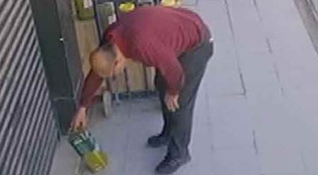 Önce son kullanma tarihini kontrol etti, sonra çaldı