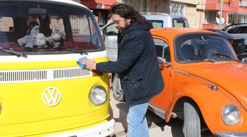 Onlara evladı gibi bakıyor
