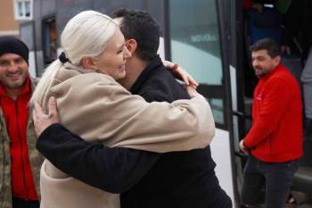 Onlarca Canı Enkaz Altından Çıkaran Ekip Çiçeklerle Karşılandı
