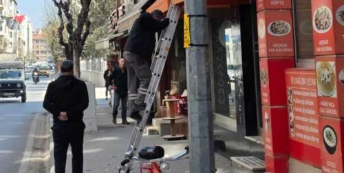 Önlemsiz tabela tadilatıyla canını tehlikeye attı