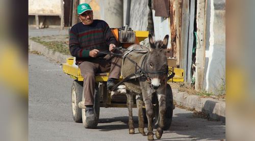 Onun arabasında cam filmi derdi yok