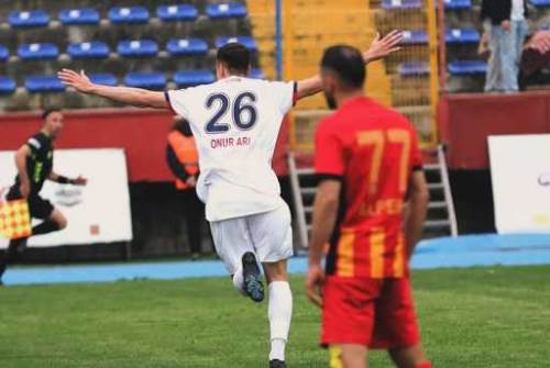 Onur Arı takımını sırtladı