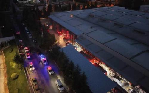 Organize Sanayi'de gece yangını! Plastik fabrikasında 4 işçi dumandan etkilendi