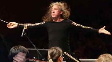 Orkestra şefi çıldırdı!