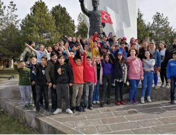 Ortaokul Öğrencileri Dumlupınar Şehitliğini Ziyaret Etti
