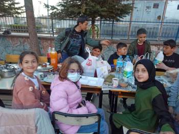 Ortaokul Öğrencileri İftarda Bir Araya Geldi
