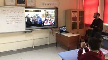 Ortaokul Öğrencilerinden Dünyaya Gönül Köprüsü
