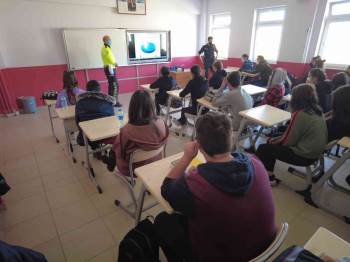 Ortaokul Ve Lise Öğrencilerine Trafik Güvenliği Eğitimi Verildi
