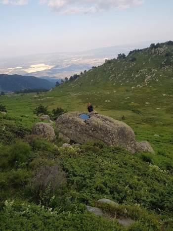 Ortasında Sürekli Su Olan Kayaya İlgi
