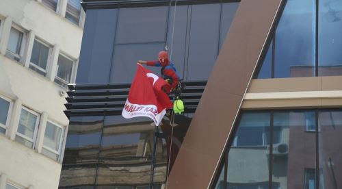 Örümcek adam bu pankartla çıktı