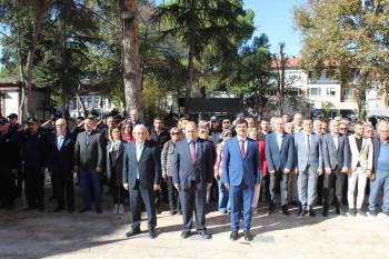 Osmaneli’De Cumhuriyet Coşkusu Çelenk Sunumu İle Başladı
