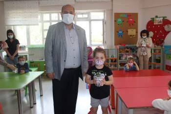 Osmaneli’Nde Anaokulu Öğrencilerine Saksıda Çilek Fidesi Dağıtıldı
