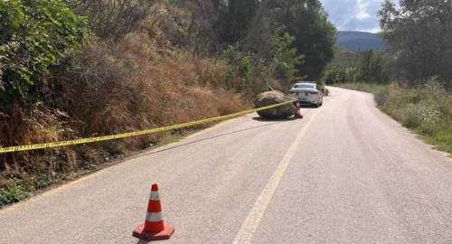 Osmaneli’nde toprak kayması: Dev kaya köy yoluna düştü