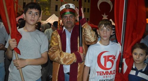 Osmanlı kıyafetiyle demokrasi nöbetine geldi