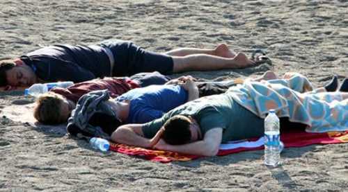 OTELLER DOLDU PLAJDA SABAHLIYORLAR