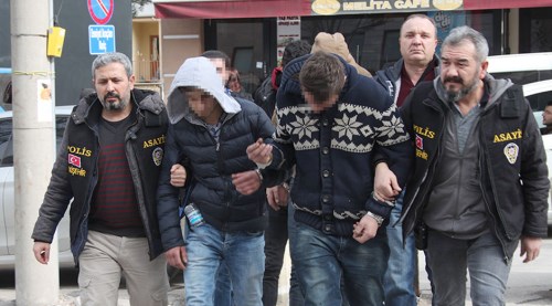 Oto faresi 6 kişi adliyeye getirildi