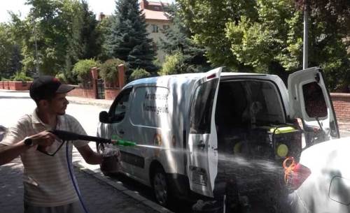 Oto yıkama sırası tarih oluyor! Eskişehirli genç hizmeti ayağınıza getiriyor