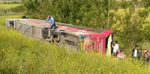 OTOBÜS DEVRİLDİ: 5 ÖLÜ 32 YARALI