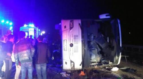 Otobüs devrildi! Çok sayıda ölü ve yaralı var...