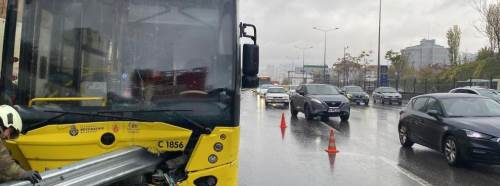 Otobüs durağa çarptı, bariyer 10 metre içeri girdi!