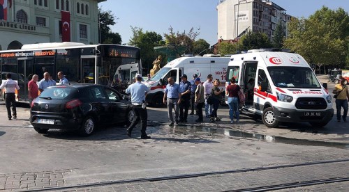 Otobüs ile otomobil çarpıştı; 2 yaralı