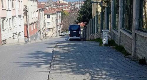 Otobüs kaldırıma park etti