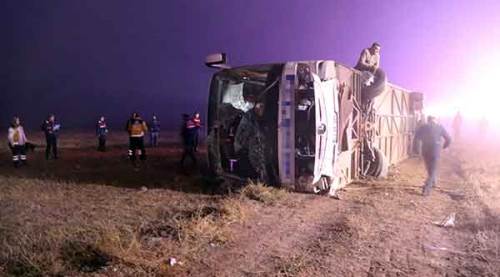 Otobüs şarampole devrildi: 1 ölü, 51 yaralı