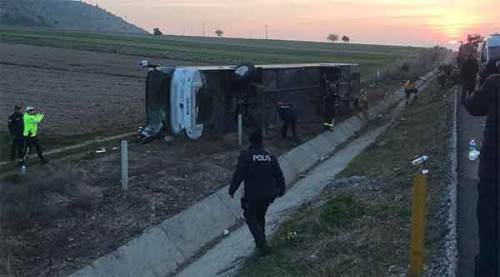 Otobüs şarampole devrildi! 2 ölü 22 yaralı!