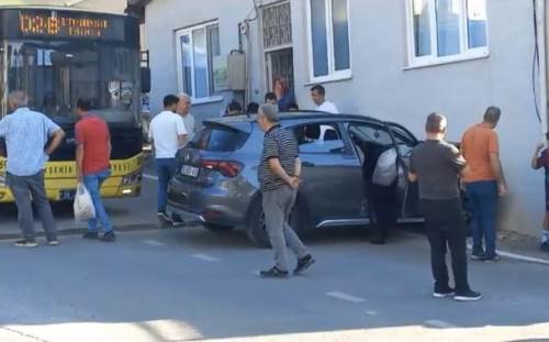 Otobüse çarpmamak için eve daldı: 1 yaralı