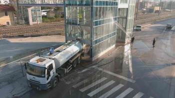 Otogarda Ve Üst Geçitte Temizlik Mesaisi
