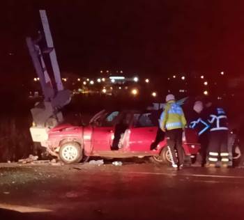 Otomobil, Hemzemin Geçitteki Bariyerlere Çarptı; 1 Yaralı
