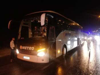 Otomobil, Otobüs Ve Kamyonun Karıştığı Kazada 6 Kişi Yaralandı
