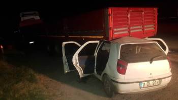 Otomobil, Park Halinde Tırın Dorsesine Arkadan Çarptı: 5 Yaralı
