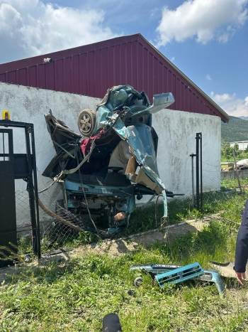 Otomobil Adeta Düz Duvara Tırmandı
