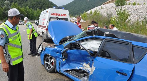 Otomobil ambulansa çarptı: 1 ölü, 8 yaralı