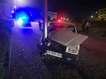 Otomobil Aydınlatma Direğine Çarptı: 2 Yaralı
