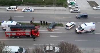 Otomobil Aydınlatma Direğine Çarptı: 3 Yaralı
